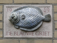 901092 Afbeelding van de gevelsteen De Blauwe Griet (1989), in de voorgevel van het huis Zilverstraat 52 te Utrecht.